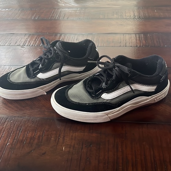 Vans Skateboarding Shoe - Picture 4 of 9